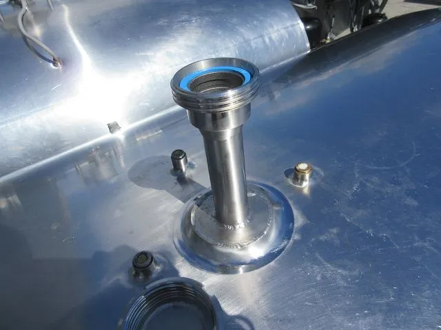 Cisternă de apă potabilă din inox cu capac sudat și țeavă de aerisire – ideală pentru păstrarea igienică a apei