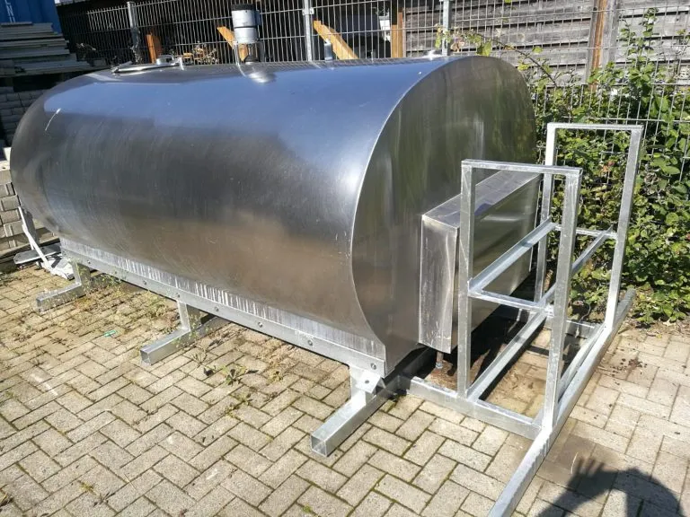 Cisternă de lapte din inox montată pe cadru metalic, model personalizat pentru procesatori sau ferme
