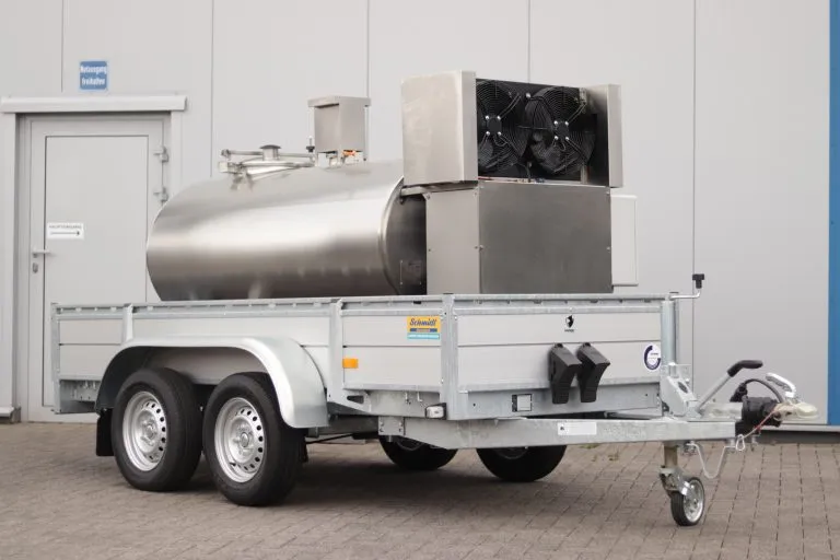 Cisternă mobilă din inox pentru lapte Risto, montată pe remorcă dublu ax, cu furtun flexibil de descărcare conectat în partea din spate