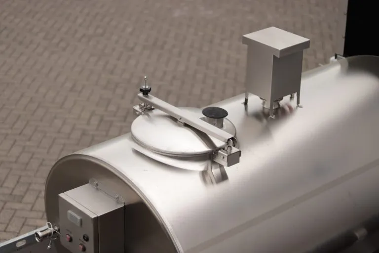 Vedere de sus asupra capacului și componentelor tehnice ale unei cisterne mobile pentru lapte Risto, din inox, cu sistem de răcire