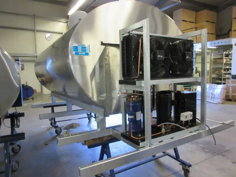 Cisternă pentru lapte din inox cu grup de răcire integrat, pe cadru metalic robust, configurabil după nevoi
