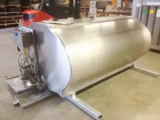 Cisternă pentru lapte din oțel inoxidabil pe structură metalică, cu sistem de control lateral, ideală pentru ferme moderne